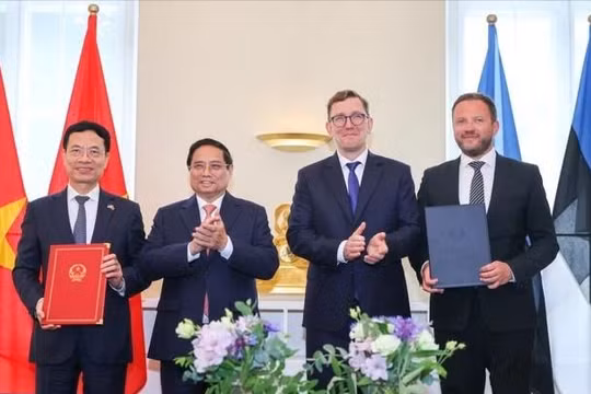 Hai Bộ trưởng ký và trao Bản ghi nhớ hợp tác dưới sự chứng kiến của Thủ tướng Phạm Minh Chính và Thủ tướng Estonia Kristen Michal. Ảnh: Bộ KHCN.