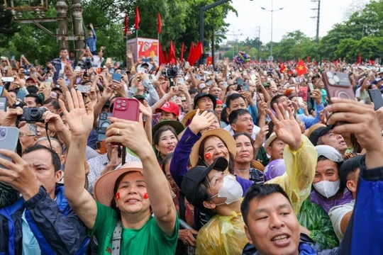 Người dân livestream, chụp hình khoảnh khắc của buổi hợp luyện, sơ duyệt diễu binh, diễu hành.