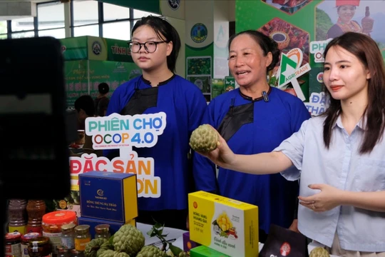 Na Chi Lăng được nông dân livestream bán hàng trên nền tảng mạng xã hội.