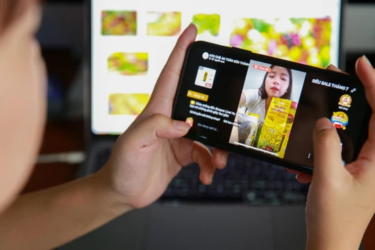 Người theo dõi TikTokShop có thể chat với nhân viên tư vấn ngay trong phiên live khi tìm được sản phẩm ưng ý.