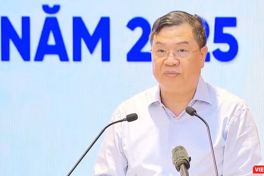 Ông Phạm Gia Túc, Phó Chánh Văn phòng Trung ương Đảng, Ủy viên Thường trực Ban Chỉ đạo Trung ương về Phát triển Khoa học, Công nghệ, Đổi mới sáng tạo và Chuyển đổi số báo cáo tại Hội nghị.