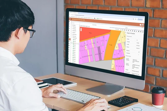 Cán bộ địa chính sử dụng hệ thống quản lý đất đai VNPT iLIS để giải quyết thủ tục cho người dân. Ảnh: T.Quỳnh