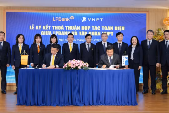 Ông Vũ Quốc Khánh, Tổng Giám đốc LPBank và ông Huỳnh Quang Liêm, TGĐ VNPT ký kết Thỏa thuận hợp tác giữa hai bên.