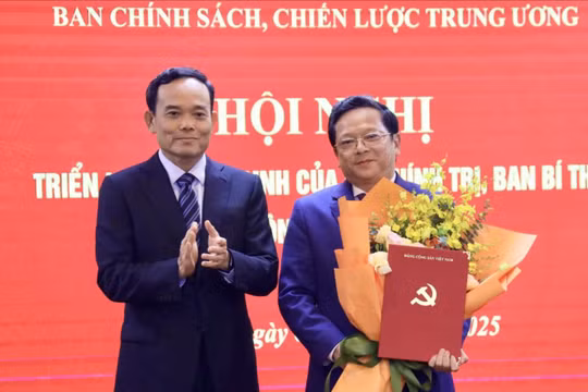 Ông Trần Lưu Quang trao quyết định điều động, phân công, bổ nhiệm cho ông Nguyễn Đức Hiển. Ảnh: kinhtetrunguong.vn.