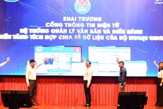 Lãnh đạo Bộ Ngoại giao thực hiện nghi lễ khai trương 3 phần mềm chuyển đổi số trọng yếu.