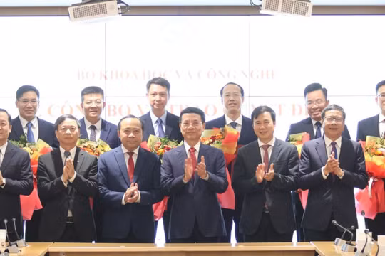 Bộ trưởng Bộ KH&CN Nguyễn Mạnh Hùng cùng các Thứ trưởng chúc mừng lãnh đạo vừa được điều động, bổ nhiệm.