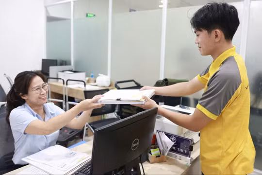 Nhân viên Bưu điện tham gia tiếp nhận và trả kết quả hồ sơ tại Trung tâm phục vụ Hành chính công TP. Hà Nội 