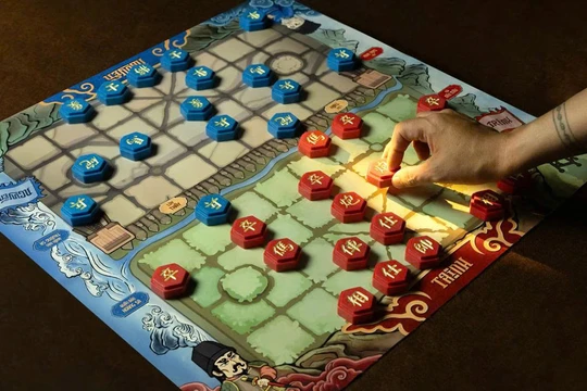 Bàn cờ “Rạch đôi sơn hà” tái hiện giai đoạn Trịnh - Nguyễn phân tranh, vừa độc đáo vừa giàu tính giáo dục.