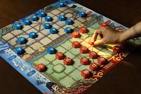 Bàn cờ “Rạch đôi sơn hà” tái hiện giai đoạn Trịnh - Nguyễn phân tranh, vừa độc đáo vừa giàu tính giáo dục.