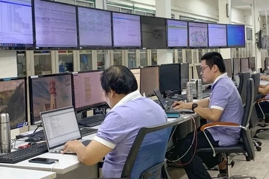 Đội ngũ kỹ thuật duy trì trực bảo đảm mạng viễn thông, CNTT thông suốt.