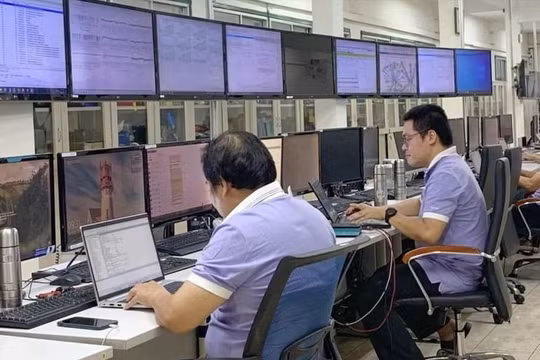 Đội ngũ kỹ thuật duy trì trực bảo đảm mạng viễn thông, CNTT thông suốt.