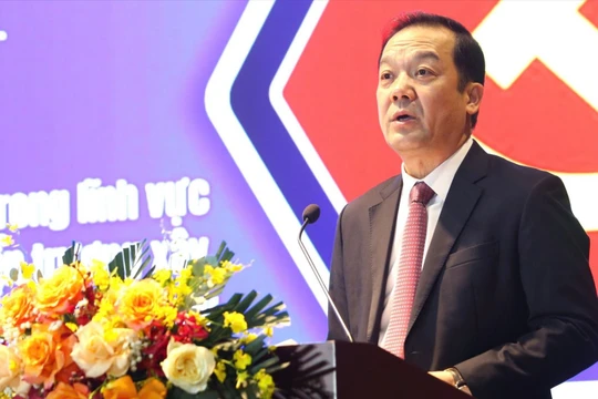 Thứ trưởng Phạm Đức Long trình bày báo cáo về hoạt động 6 tháng của toàn ngành. Ảnh: T.H.