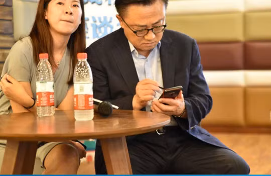 CEO Samsung bị bắt quả tang đang công khai sử dụng Galaxy Note 9 (Ảnh: Sammobile)