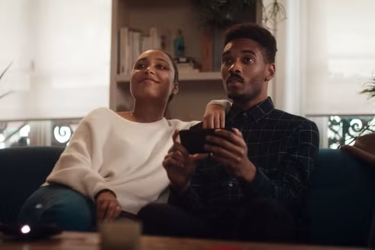 Motorola đang “troll” cả Apple và Samsung trong quảng cáo của mình (Ảnh: BRG)