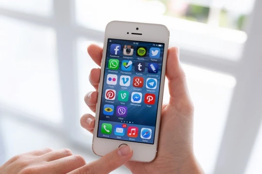 Apple vừa đưa ra lời xin lỗi vì đã bí mật hạn chế tốc độ của các mẫu iPhone cũ, nhằm giúp máy tránh bị sập nguồn đột ngột. (Ảnh: CNET)