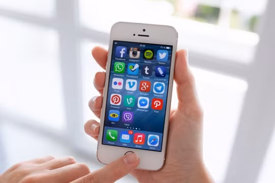 Apple vừa đưa ra lời xin lỗi vì đã bí mật hạn chế tốc độ của các mẫu iPhone cũ, nhằm giúp máy tránh bị sập nguồn đột ngột. (Ảnh: CNET)