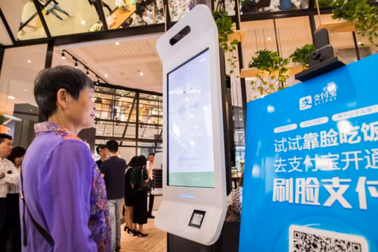 Một nhà hàng KFC ở Trung Quốc áp dụng công nghệ nhận diện khuôn mặt, cho phép khách hàng "cười để thanh toán". (Ảnh: Venture Beat)