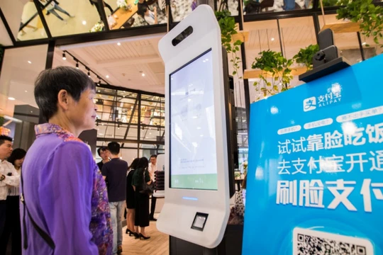 Một nhà hàng KFC ở Trung Quốc áp dụng công nghệ nhận diện khuôn mặt, cho phép khách hàng "cười để thanh toán". (Ảnh: Venture Beat)