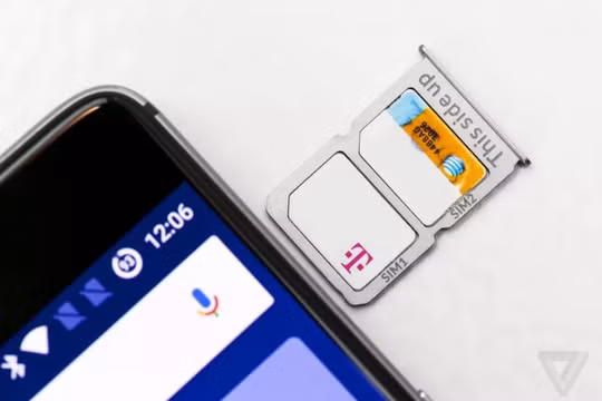 iPhone 2 SIM là điều khá ngạc nhiên vì Apple dường như không quá say mê với SIM kép. Vậy tại sao Apple lại thay đổi quyết định vào lúc này? (Ảnh: The Verge)