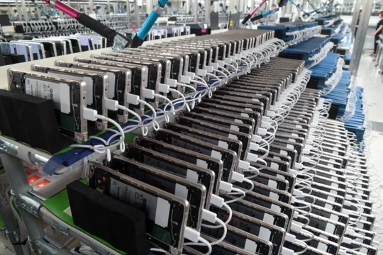 Pin của điện thoại Note 7 được thử nghiệm trong phòng lab Samsung. (Ảnh: The Korea Herald)