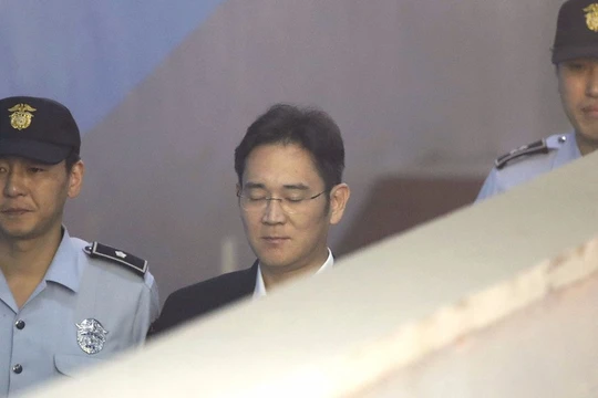Chủ tịch Samsung, ông Lee Kun-hee, cha của Lee Jae-yong, từng bị cáo buộc hối lộ 2 lần song đều được ân xá (Ảnh: AP)