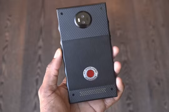 Hydrogen One, smartphone đầu tiên của hãng RED, công ty chuyên làm camera cho các hãng phim bom tấn. (ảnh: Business Insider)