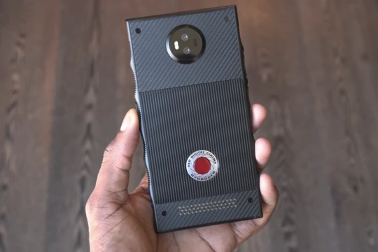 Hydrogen One, smartphone đầu tiên của hãng RED, công ty chuyên làm camera cho các hãng phim bom tấn. (ảnh: Business Insider)