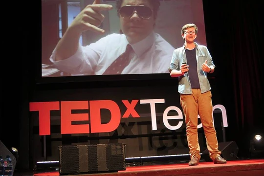 Erik Finman phát biểu trong chương trình TEDx năm 2014. Ảnh: Business Insider