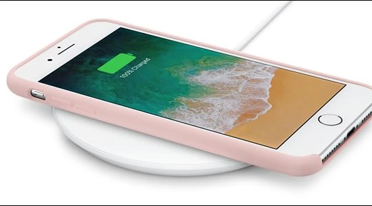 Apple đã trang bị tính năng sạc không dây cho iPhone 8, 8 Plus và X. (Ảnh: How to Geek)
