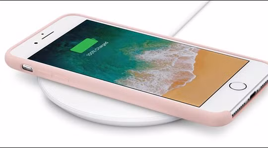 Apple đã trang bị tính năng sạc không dây cho iPhone 8, 8 Plus và X. (Ảnh: How to Geek)