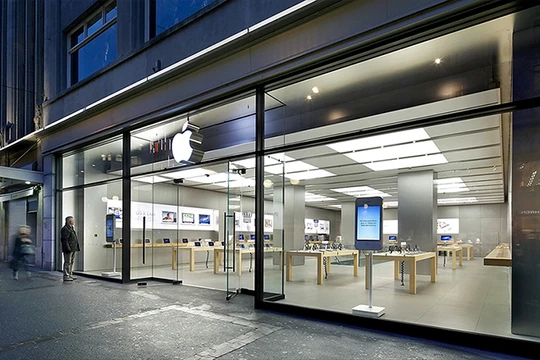 Cửa hàng Apple tại Zurich đã phải sơ tán vì pin một chiếc iPhone bốc khói. (Ảnh: CNN)