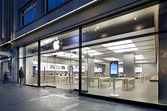 Cửa hàng Apple tại Zurich đã phải sơ tán vì pin một chiếc iPhone bốc khói. (Ảnh: CNN)