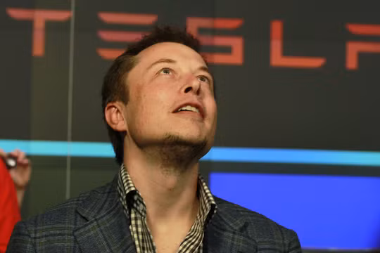 Elon Musk từng là câu bé thường xuyên bị bắt nạt khi còn đi học. Nhưng nay anh đã là một "Người Sắt" có những ý tưởng "cực kỳ điên rồ". (Ảnh: Business Insider).