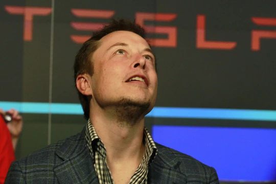 Elon Musk từng là câu bé thường xuyên bị bắt nạt khi còn đi học. Nhưng nay anh đã là một "Người Sắt" có những ý tưởng "cực kỳ điên rồ". (Ảnh: Business Insider).