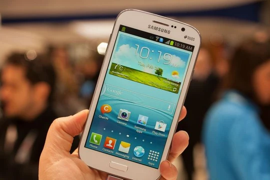 Chiếc điện thoại này là một mẫu Samsung Grand Duos ra mắt năm 2013. (Ảnh: CNET)
