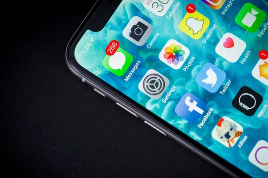 Ngoài khó khăn về màn hình LCD, mức giá rẻ hơn của iPhone XC cũng là một lý do khiến máy khan hàng (Ảnh: Mashable)