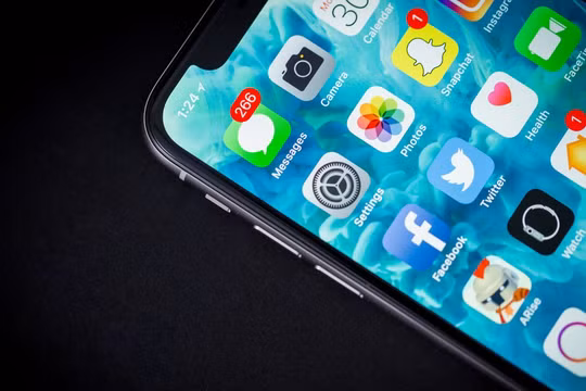 Ngoài khó khăn về màn hình LCD, mức giá rẻ hơn của iPhone XC cũng là một lý do khiến máy khan hàng (Ảnh: Mashable)