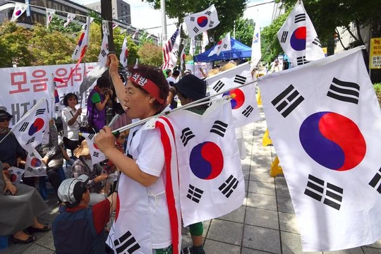 Người Hàn Quốc đang tự hỏi: Liệu các chaebol có nên có quyền lực trung tâm lớn như thế, gắn liền với chính phủ và được lãnh đạo bởi cả thế hệ dòng họ? (Ảnh: AFP)