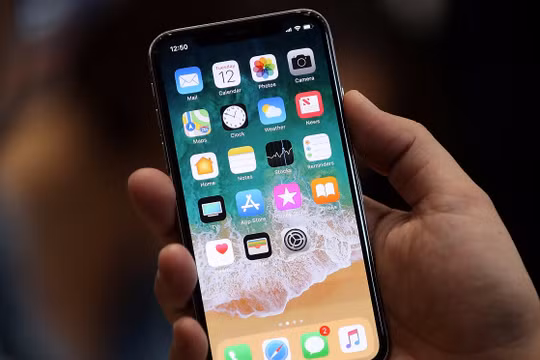 iPhone SE được xem như chiếc smartphone phiên bản Honda Civic (Ảnh: Business Insider)