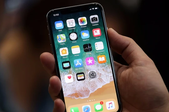 iPhone SE được xem như chiếc smartphone phiên bản Honda Civic (Ảnh: Business Insider)