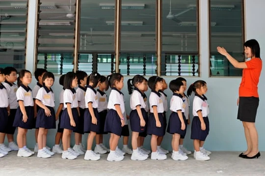 Mỹ chi trung bình 16.268 USD một năm để giáo dục một học sinh từ tiểu học đến đại học, cao hơn mức trung bình toàn cầu là 10.759 USD (Ảnh: The Guardian)