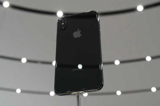 Nửa đêm qua theo giờ Việt Nam, phó giám đốc marketing của Apple là Phil Schiller đã công bố về iPhone X. (Ảnh: Mashable)