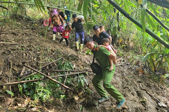 “Bám chắc nhé, tối nay con sẽ được đón Tết Trung thu”