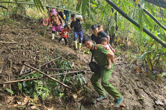 “Bám chắc nhé, tối nay con sẽ được đón Tết Trung thu”
