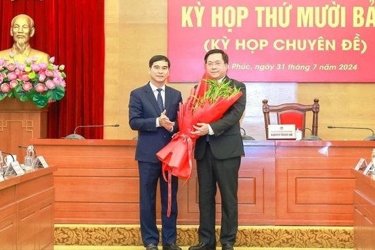 Ông Dương Văn An, Bí thư Tỉnh ủy tặng hoa chúc mừng ông Trần Duy Đông.