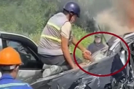 Người đầu tiên kéo tài xế kẹt trong xe Volvo: 'Đừng gọi tôi là người hùng'