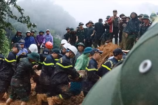 Lực lượng cứu hộ tại hiện trường.