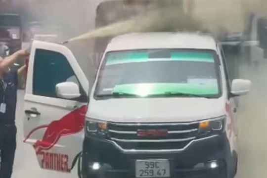 Ô tô bốc cháy trên đường và hành động bất ngờ của tài xế xe buýt 