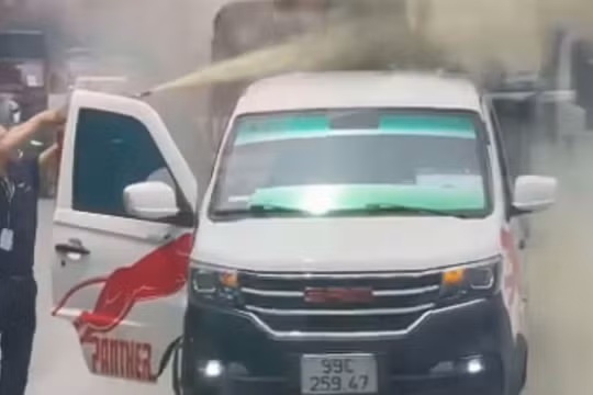 Ô tô bốc cháy trên đường và hành động bất ngờ của tài xế xe buýt 