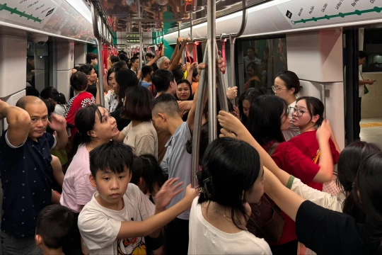 Dân chen nhau trải nghiệm tàu Nhổn - ga Hà Nội, kỷ lục hơn 66.000 lượt khách 